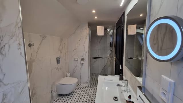 薩沃伊酒店-Attic room with stairs-4