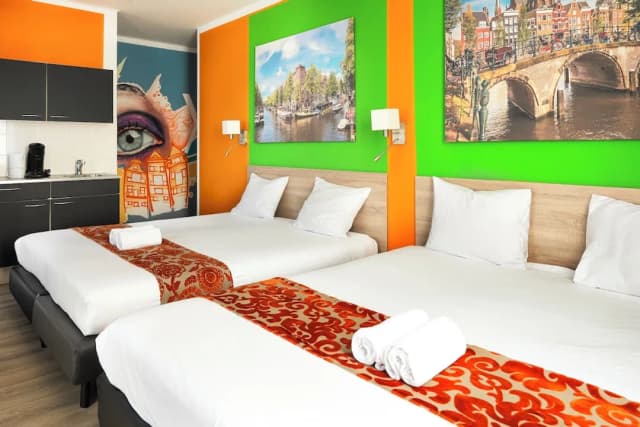 Amsterdam Teleport Hotel-家庭四人房-1
