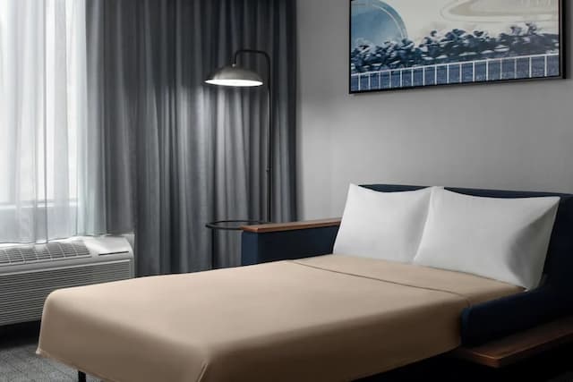 洛杉磯伯班克機場萬怡飯店-客房, 1 張特大雙人床和 1 張沙發床 (Hearing Accessible)-4