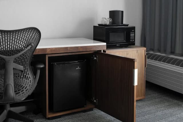 洛杉磯伯班克機場萬怡飯店-客房, 1 張特大雙人床和 1 張沙發床 (Hearing Accessible)-3