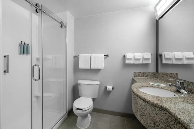 洛杉磯伯班克機場萬怡飯店-客房, 1 張特大雙人床和 1 張沙發床 (Hearing Accessible)-5