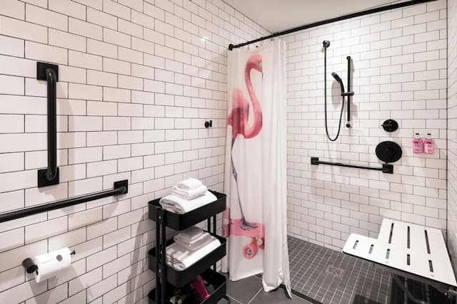 西雅圖市中心 MOXY 酒店-客房, 1 張特大雙人床 (Mobility Accessible, Roll-in Shower)-19