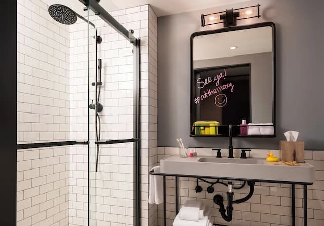 西雅圖市中心 MOXY 酒店-客房, 1 張特大雙人床 (Mobility Accessible, Roll-in Shower)-18