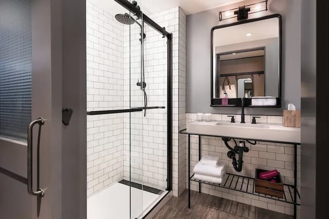 西雅圖市中心 MOXY 酒店-客房, 1 張特大雙人床 (Mobility Accessible, Roll-in Shower)-20