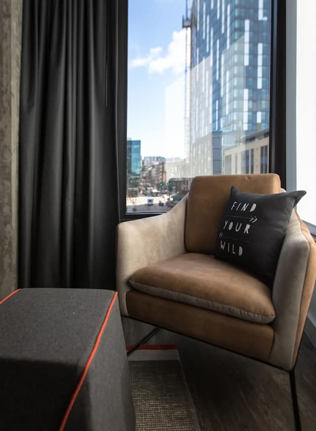 西雅圖市中心 MOXY 酒店-客房, 1 張特大雙人床 (Mobility Accessible, Roll-in Shower)-1