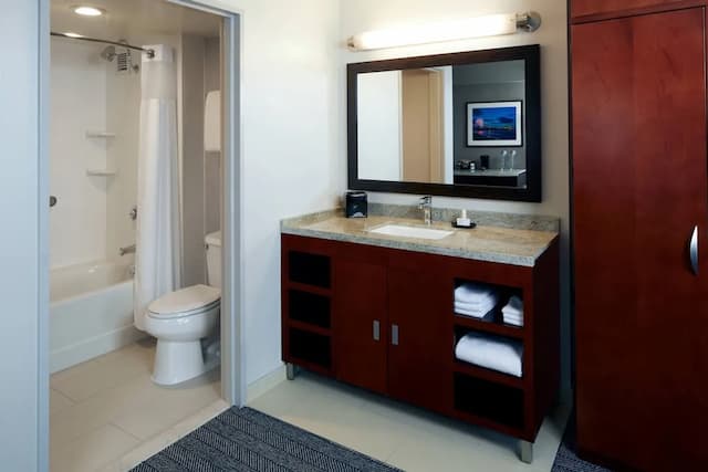 洛杉磯 LAX/世紀大道萬怡飯店-客房, 1 張特大雙人床和 1 張沙發床 (Hearing Accessible)-9