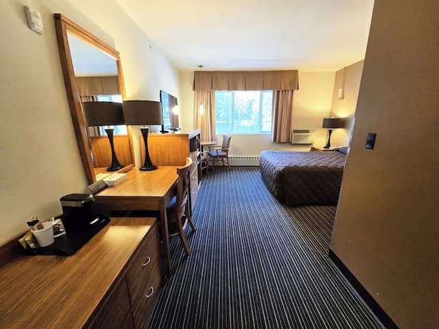 Breeze Inn-Deluxe Queen ADA-3