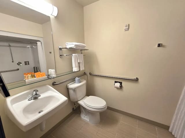 Breeze Inn-Deluxe Queen ADA-4