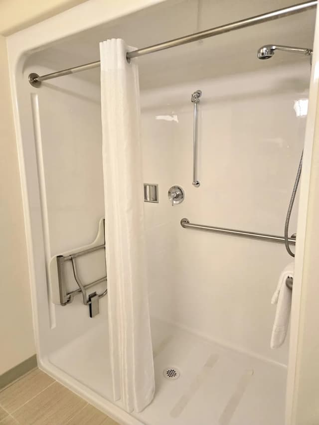 Breeze Inn-Deluxe Queen ADA-5