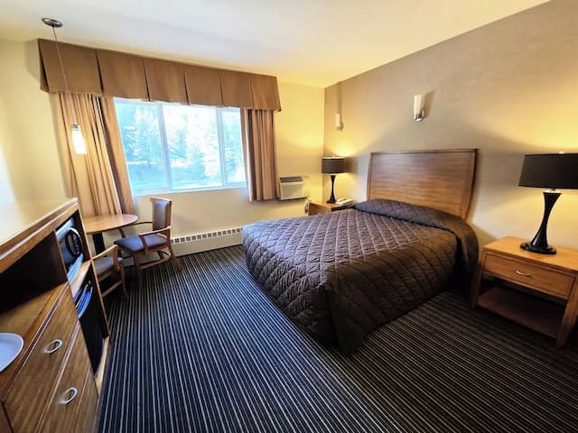 Breeze Inn-Deluxe Queen ADA-2