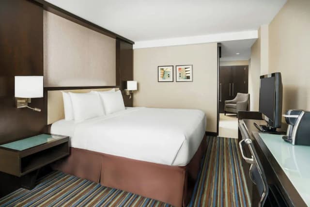 Courtyard by Marriott New York Manhattan/Times Square-Premium Room, 1 King Bed-1