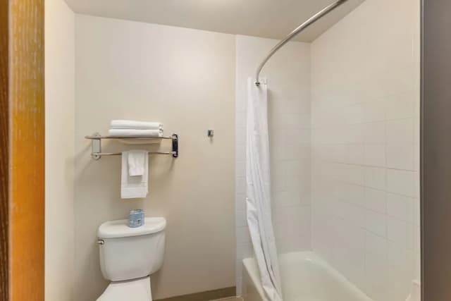 Breeze Inn-Deluxe Double Queen-9