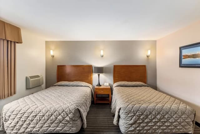 Breeze Inn-Deluxe Double Queen-3