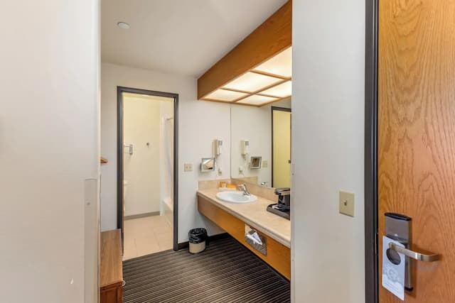 Breeze Inn-Deluxe Double Queen-8