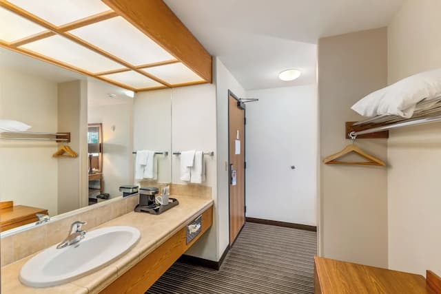 Breeze Inn-Deluxe Double Queen-7