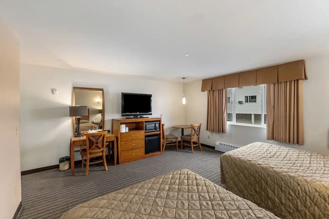 Breeze Inn-Deluxe Double Queen-4