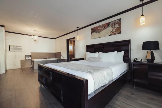 迪克西好萊塢飯店-浪漫單人房, 1 張特大雙人床, 按摩浴缸-1