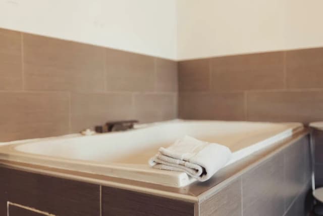 迪克西好萊塢飯店-浪漫單人房, 1 張特大雙人床, 按摩浴缸-4