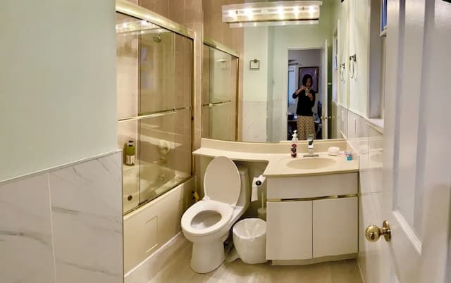 Rose Garden Vancouver Airport-Richmond BC-行政开间套房, 1 张特大床和 1 张沙发床, 庭院景观-7