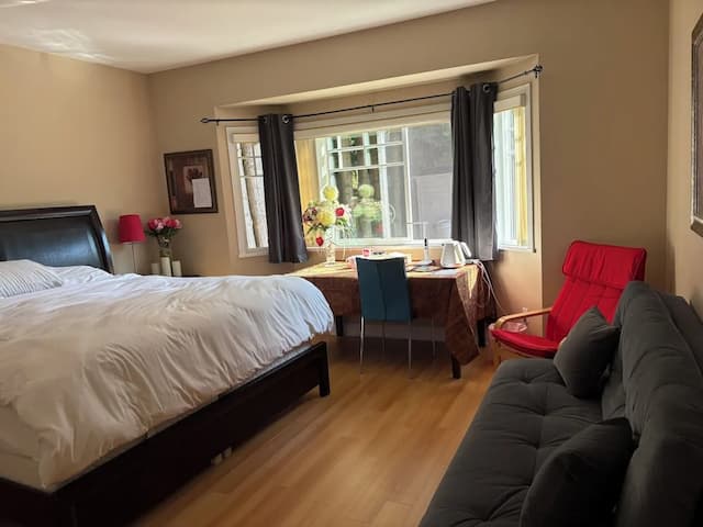 Rose Garden Vancouver Airport-Richmond BC-行政开间套房, 1 张特大床和 1 张沙发床, 庭院景观-15