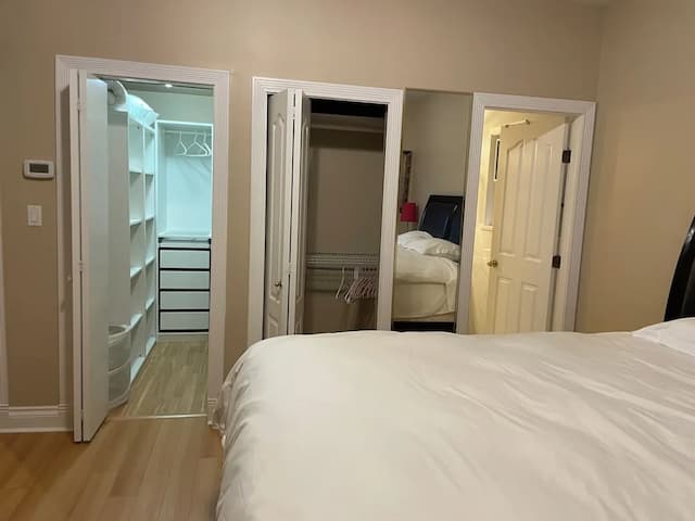 Rose Garden Vancouver Airport-Richmond BC-行政开间套房, 1 张特大床和 1 张沙发床, 庭院景观-10