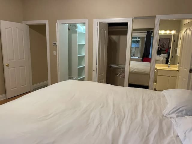 Rose Garden Vancouver Airport-Richmond BC-行政开间套房, 1 张特大床和 1 张沙发床, 庭院景观-11