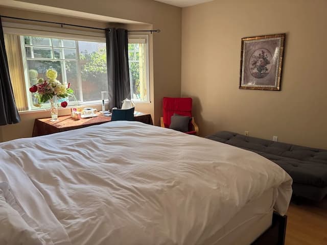 Rose Garden Vancouver Airport-Richmond BC-行政开间套房, 1 张特大床和 1 张沙发床, 庭院景观-13