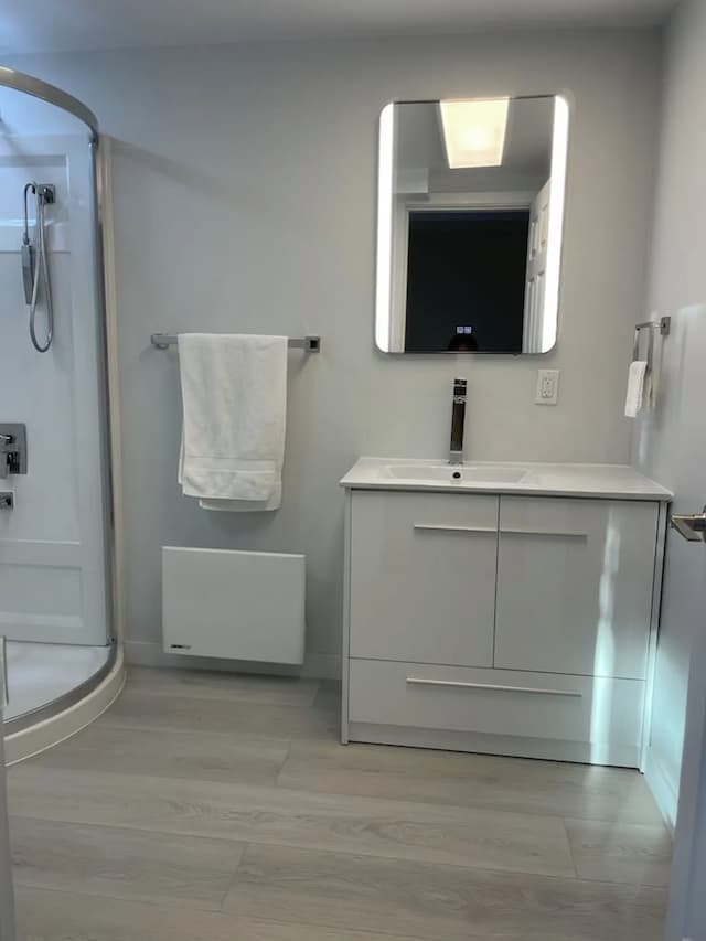 Rose Garden Vancouver Airport-Richmond BC-华丽开间套房, 1 张大床, 花园景观-12