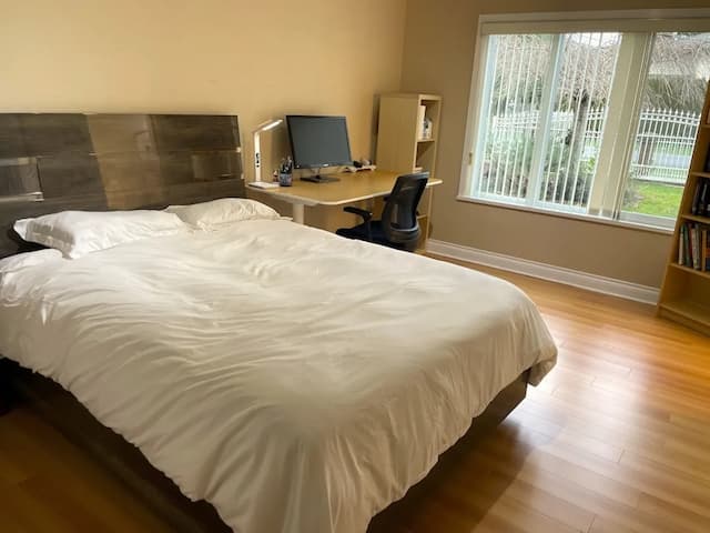 Rose Garden Vancouver Airport-Richmond BC-华丽开间套房, 1 张大床, 花园景观-7