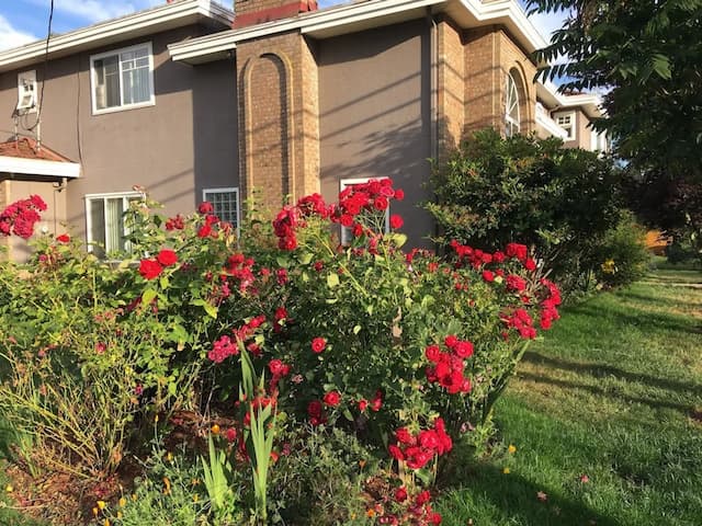 Rose Garden Vancouver Airport-Richmond BC-华丽开间套房, 1 张大床, 花园景观-2