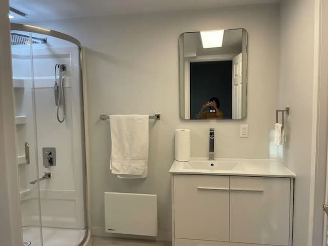 Rose Garden Vancouver Airport-Richmond BC-华丽开间套房, 1 张大床, 花园景观-11