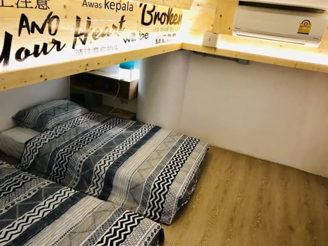 藍色小屋艾里時尚男同志波斯特飯店-Blu G Twin Futons with Ensuite Bathroom-1