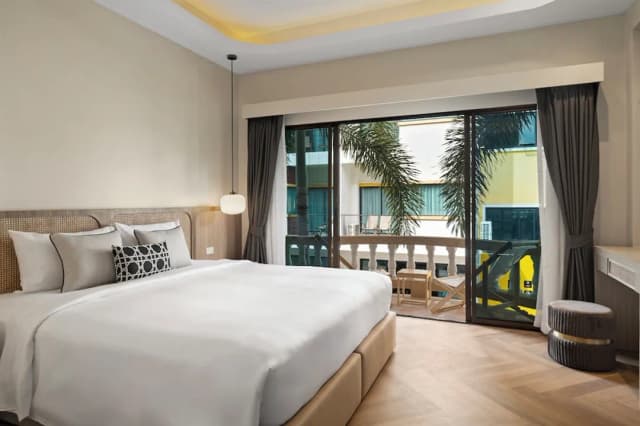 Buasri Boutique Patong-华丽客房, 1 张特大床, 阳台, 泳池景观-8