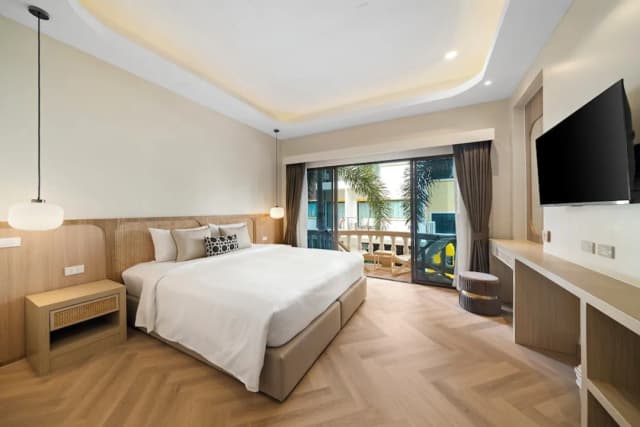 Buasri Boutique Patong-华丽客房, 1 张特大床, 阳台, 泳池景观-1