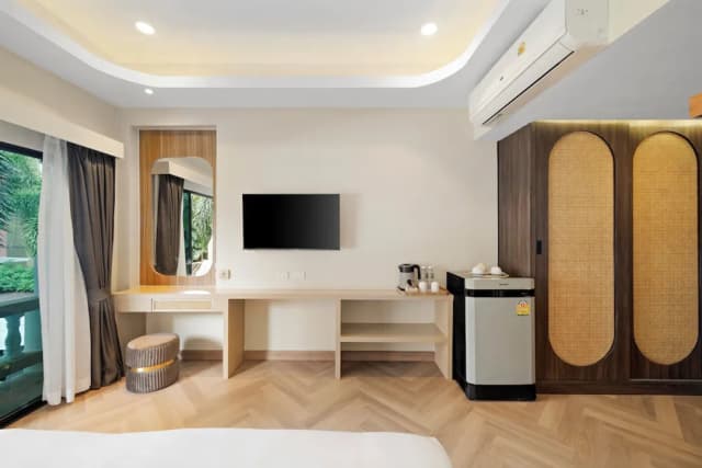 Buasri Boutique Patong-华丽客房, 1 张特大床, 阳台, 泳池景观-7