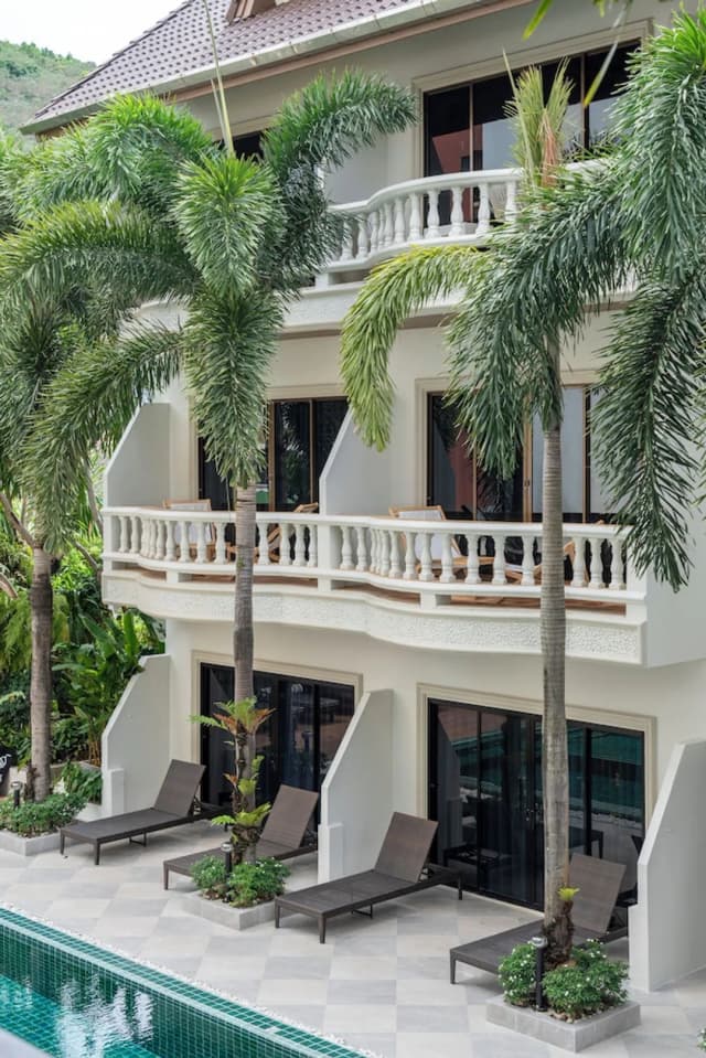 Buasri Boutique Patong-华丽客房, 1 张特大床, 阳台, 泳池景观-2