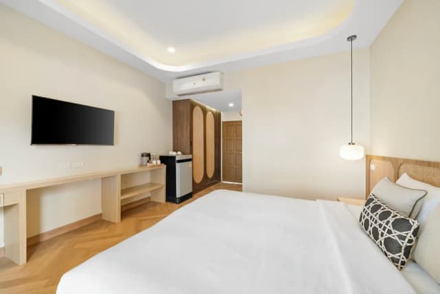 Buasri Boutique Patong-华丽客房, 1 张特大床, 阳台, 泳池景观-9