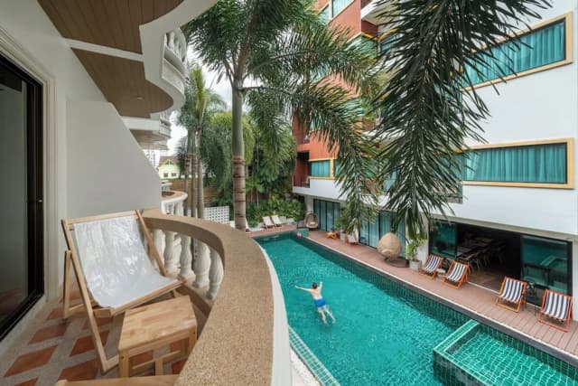 Buasri Boutique Patong-华丽客房, 1 张特大床, 阳台, 泳池景观-10