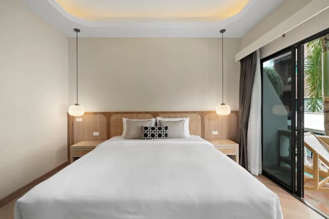 Buasri Boutique Patong-华丽客房, 1 张特大床, 阳台, 泳池景观-6