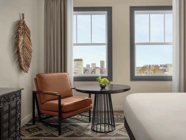 希望飯店-標準客房, 1 張特大雙人床, 無障礙浴缸 (Mobility)-10