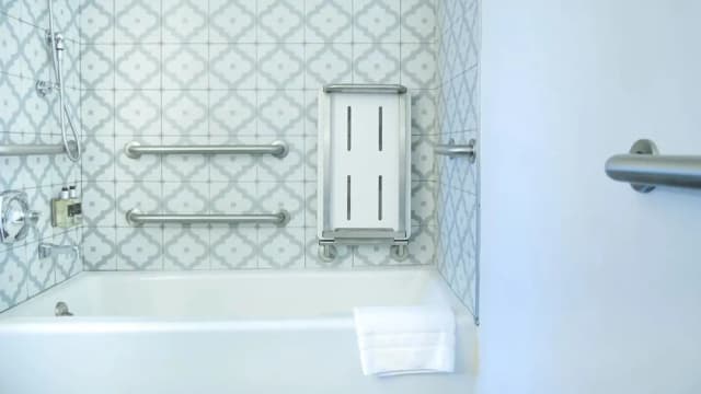 希望飯店-標準客房, 1 張特大雙人床, 無障礙浴缸 (Mobility)-7