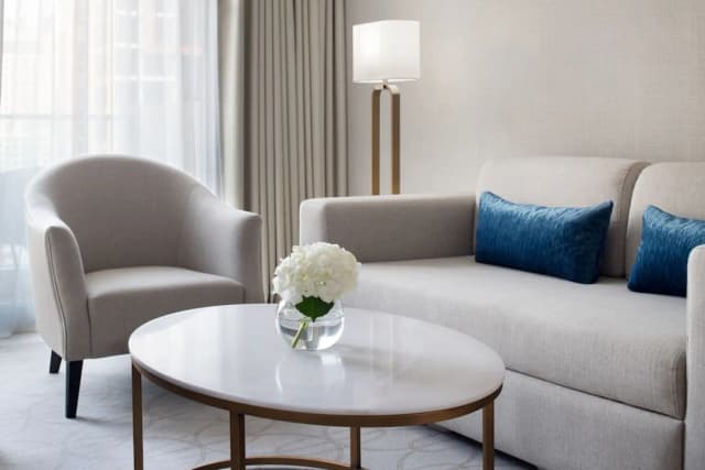 JW マリオット ホテル マリーナ-プレミア スイート キングベッド 1 台ソファーベッド付き マリーナビュー-3