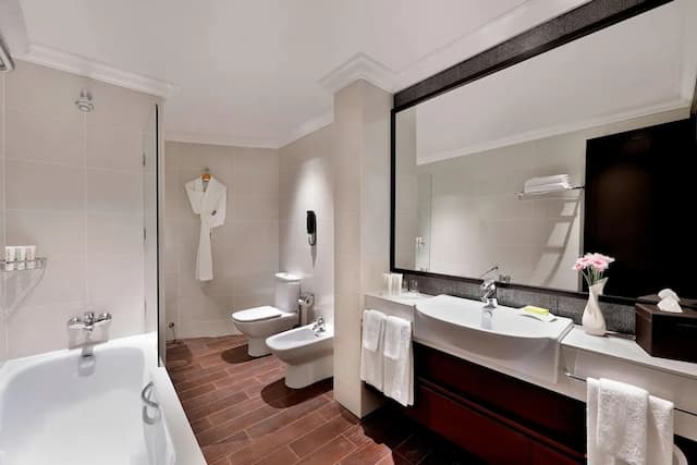 Le Méridien Mina Seyahi Beach Resort & Waterpark-Club Sea View with Balcony, 1 King, Breakfast, Happy Hour, Afternoon Tea-8