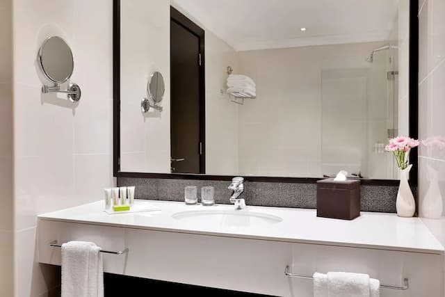 Le Méridien Mina Seyahi Beach Resort & Waterpark-Deluxe Sea View with Balcony, 1 King & 1 Single-5