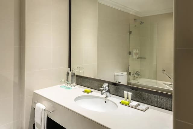 Le Méridien Mina Seyahi Beach Resort & Waterpark-Deluxe Sea View with Balcony, 1 King & 1 Single-6