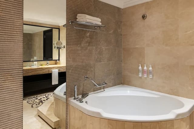 Le Méridien Mina Seyahi Beach Resort & Waterpark-华丽套房, 1 张特大床, 海景 (Balcony)-3