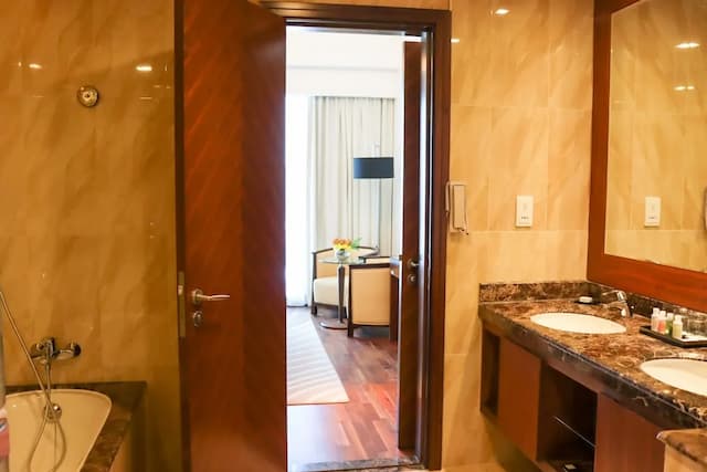 La Suite Dubai Hotel & Apartments-Deluxe Room - Complimentary Transfer to Mall of the Emirates, Metro Station & Jumeirah Beach-4