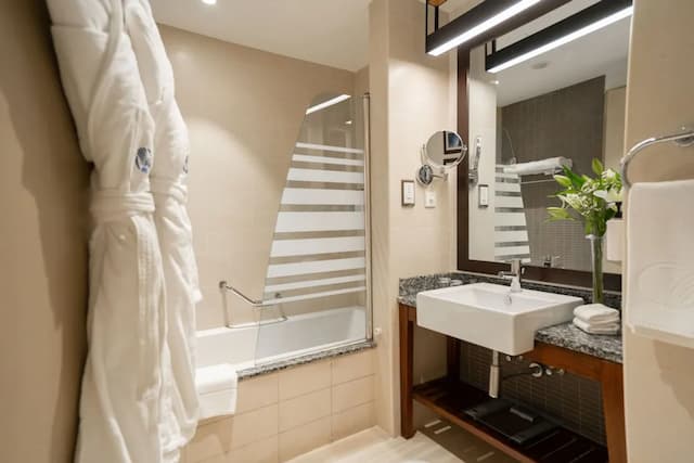 アムワジ ロタナ ジュメイラ ビーチ - ドバイ-ファミリー ルーム キングベッド 1 台 バルコニー シービュー-5