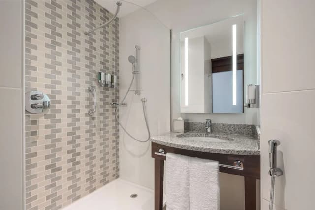 ハンプトン・バイ・ヒルトン ドバイ アル バーシャ-ルーム クイーンベッド 1 台ソファーベッド付き 禁煙-6