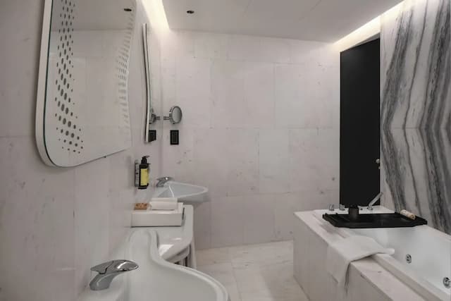 我的杜拜美利亞酒店-Beyond ME + Suite with Burj Khalifa View and Jacuzzi (2+1)-5